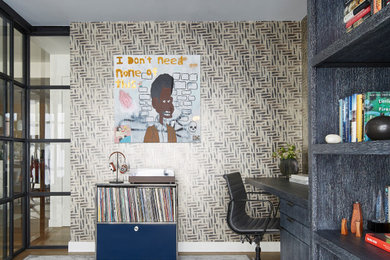 ニューヨークにある高級な中くらいなコンテンポラリースタイルのおしゃれなホームオフィス・書斎 (ライブラリー、マルチカラーの壁、造り付け机、壁紙) の写真
