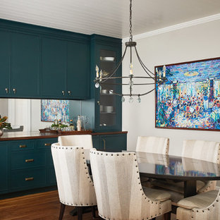 Maritimes Esszimmer ohne Kamin mit braunem Holzboden und grauer Wandfarbe in Grand Rapids