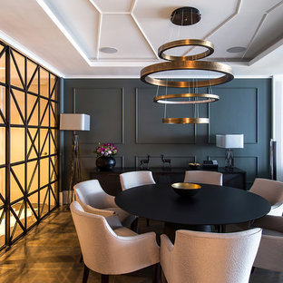 Новые идеи обустройства дома: гостиная-столовая в стиле современная классика с серыми стенами и темным паркетным полом