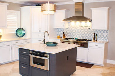 Kitchen - modern kitchen idea in Orlando