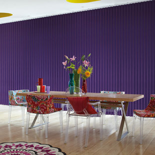 Cette photo montre une salle à manger ouverte sur la cuisine tendance de taille moyenne avec un mur violet, un sol en contreplaqué et un sol marron.