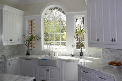 Design ideas for a traditional eat-in kitchen in Dallas.