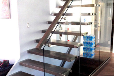 Small contemporary floating mixed railing staircase in Toronto with wood risers.