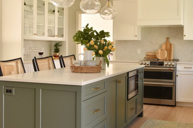 Klassische Küche mit Quarzwerkstein-Arbeitsplatte, hellem Holzboden, Kücheninsel und weißer Arbeitsplatte in Boston