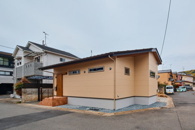 【施工後】　角地において、道路と建物の軸線をずらした配置計画を採用。