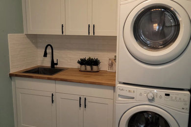 Laundry room photo in Toronto
