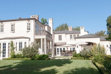 Example of a transitional exterior home design in Los Angeles