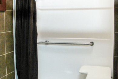 Foto på ett badrum, med ett fristående badkar och en öppen dusch