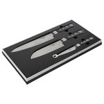 Master Grade - I.O. SHEN 3 Kitchen Knife Set, Santoku Knife, Paring Knife, Chef Knife - Introducing the latest addition to the I.O. Shen collection: a beautifully crafted gift set featuring the Sahm Khom Santoku Knife (6 ¼”/160mm), the Pointed Paring Knife (4 ¼”/105mm) and Chef knife (8”/210mm). Utilizing our innovative Triplex Steel Technology, these kitchen knives combine a core of super-hard Rockwell 62° steel with two layers of softer Rockwell 10° stainless steel, resulting in an exceptional cutting edge. Each blade is meticulously handcrafted with a 15° edge, ensuring razor-sharp precision and long-lasting sharpness. The unique “Yin Yang” inspired Tai Tang handle not only enhances balance and stability but is also a testament to aesthetic and functional design. Crafted from durable, heat-resistant ebonite, the handle is designed for longevity and comfort. Please hand wash only to maintain the integrity of the knife set. Every I.O. Shen knife is expertly finished over an average of 7 hours, underscoring our commitment to quality and performance.