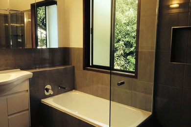 Inspiration for a modern bathroom in Gold Coast - Tweed.