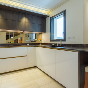 Création d'une cuisine chic dans une maison contemporaine aux finitions soignées