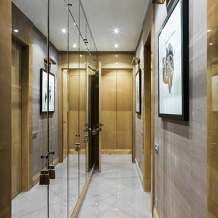 Inredning av en klassisk hall, med grått golv