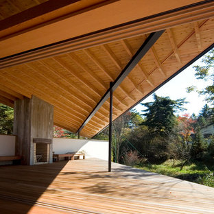 他の地域の巨大な和風のおしゃれなデッキ (張り出し屋根) の写真