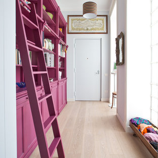 Foto på en eklektisk hall, med vita väggar, ljust trägolv, en enkeldörr, en vit dörr och beiget golv