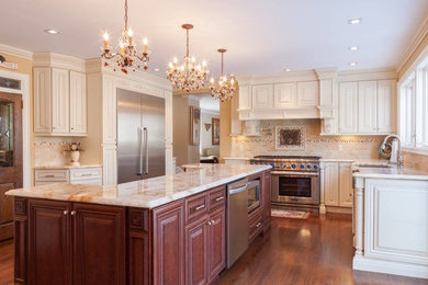 Transitional kitchen photo in Cincinnati