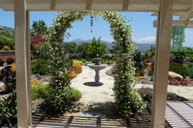 Inspiration for a traditional garden in San Diego.