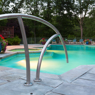 Moderner Pool hinter dem Haus in Portland