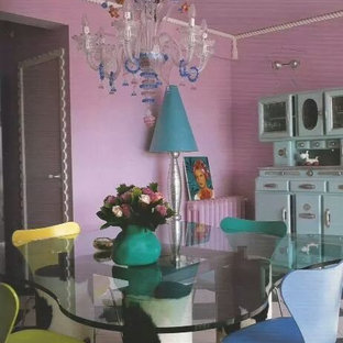 Идея дизайна: гостиная-столовая среднего размера в стиле фьюжн с розовыми стенами без камина