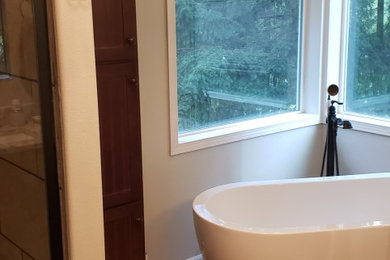Example of a farmhouse bathroom design in Portland