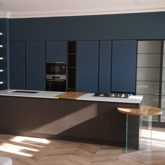 cucina con colonne e isola