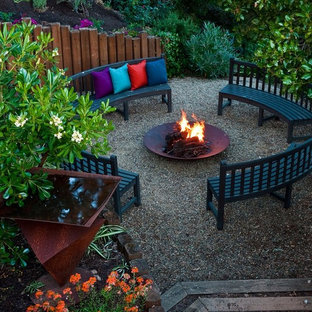 Immagine di un grande patio o portico design dietro casa con ghiaia