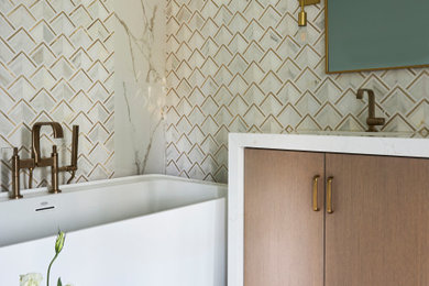 Example of a transitional bathroom design in Chicago