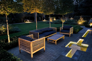 Design ideas for a classic patio in London.