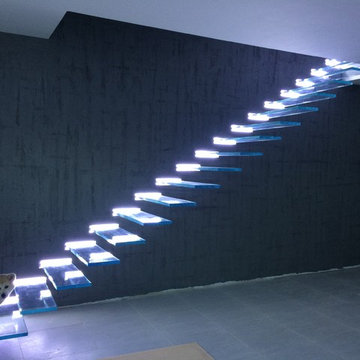 Scala in vetro a sbalzo