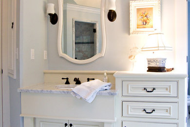 Example of a country bathroom design in Cleveland