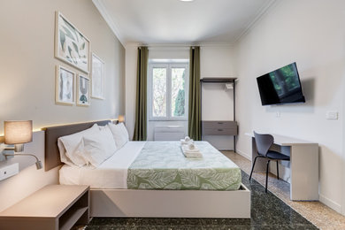 Idee per una camera matrimoniale design di medie dimensioni con pareti beige, pavimento in marmo, pavimento nero, soffitto ribassato e TV