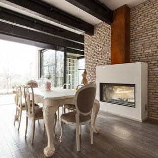 フィレンツェの広いコンテンポラリースタイルのLDKの画像 (横長型暖炉、濃色無垢フローリング、漆喰の暖炉まわり)