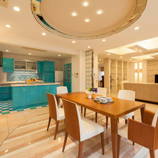 他の地域のコンテンポラリースタイルのLDKの画像 (白い壁、大理石の床、茶色い床)