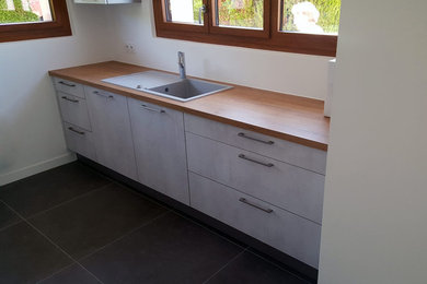 Inspiration pour une cuisine parallèle minimaliste fermée et de taille moyenne avec un plan de travail en bois, un sol en carrelage de céramique, aucun îlot et un plan de travail marron.