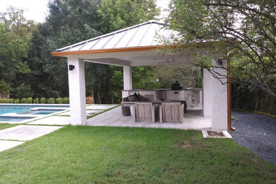 Ejemplo de patio minimalista grande en patio trasero con cocina exterior