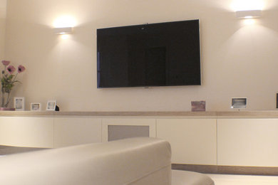 Diseño de salón para visitas cerrado contemporáneo pequeño sin chimenea con paredes beige, suelo de baldosas de cerámica y televisor colgado en la pared
