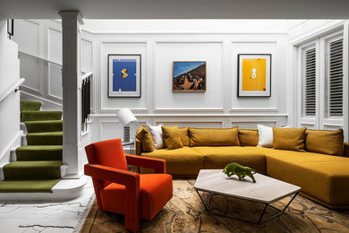Пример оригинального дизайна: парадная, двухуровневая гостиная комната среднего размера в стиле фьюжн с белыми стенами, полом из керамогранита, телевизором на стене, разноцветным полом и панелями на стенах