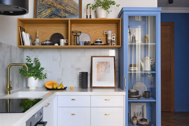 Свежая идея для дизайна: отдельная кухня среднего размера в стиле неоклассика (современная классика) - отличное фото интерьера