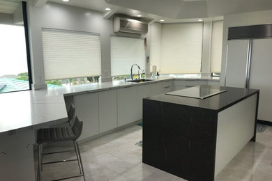 Kitchen - contemporary kitchen idea in Hawaii