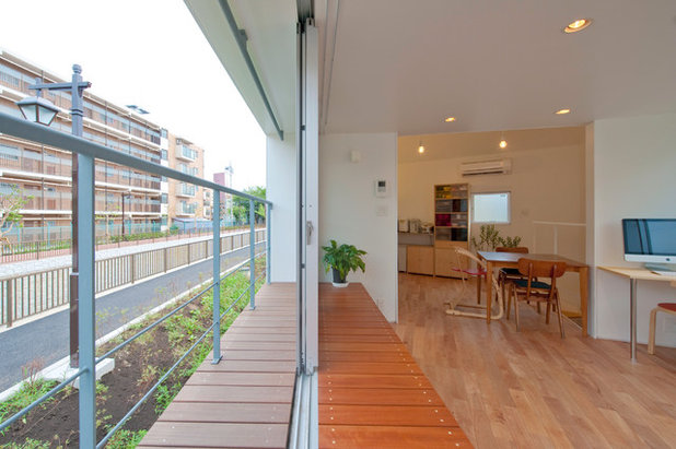 Modern Deck by 一級建築士事務所　水石浩太建築設計室