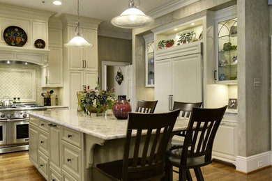 Example of a classic kitchen design in Charlotte