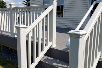 Inspiration for a transitional deck remodel in Philadelphia