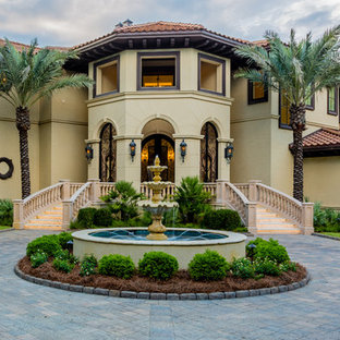 Zweistöckiges, Beigefarbenes Mediterranes Einfamilienhaus mit Putzfassade, Ziegeldach und Walmdach in Sonstige