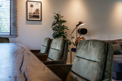Großes, Offenes Modernes Esszimmer mit grauer Wandfarbe, Kaminofen, grauem Boden, Tapetendecke, Tapetenwänden und Betonboden in Sonstige