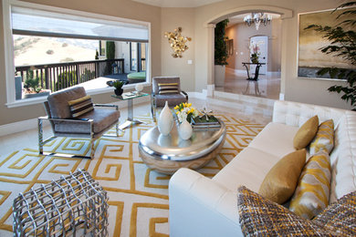 Großes, Fernseherloses, Abgetrenntes Modernes Wohnzimmer mit beiger Wandfarbe, Porzellan-Bodenfliesen, Gaskamin, verputzter Kaminumrandung und beigem Boden in San Francisco