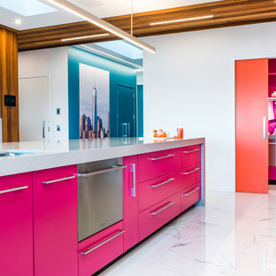 Aménagement d'une grande arrière-cuisine parallèle contemporaine avec un évier encastré, des portes de placard oranges, un plan de travail en quartz, une crédence multicolore, une crédence en feuille de verre, un électroménager en acier inoxydable, un sol en carrelage de céramique, un îlot central, un sol blanc et un plan de travail gris.