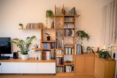 Cette image montre un salon traditionnel avec une bibliothèque ou un coin lecture.