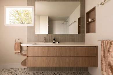 This is an example of a contemporary bathroom in Melbourne.