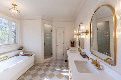 Стильный дизайн: большая главная ванная комната в классическом стиле с плоскими фасадами, светлыми деревянными фасадами, отдельно стоящей ванной, двойным душем, раздельным унитазом, белой плиткой, керамической плиткой, бежевыми стенами, мраморным полом, врезной раковиной, мраморной столешницей, бежевым полом, душем с распашными дверями, белой столешницей, сиденьем для душа, тумбой под две раковины и встроенной тумбой - последний тренд