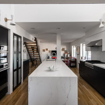 Stunning Huntington Beachfront Modern Kitchen with Sleek Finishes