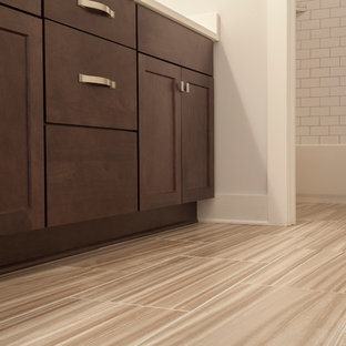 Bäder mit Schrankfronten im Shaker-Stil und Laminat Ideen, Design